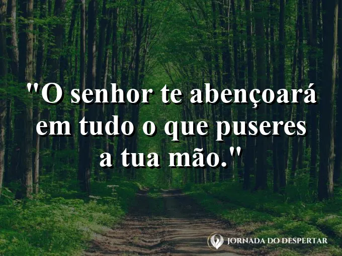Mãos trabalhando a terra com luz solar filtrada e frase sobre a bênção nas mãos.