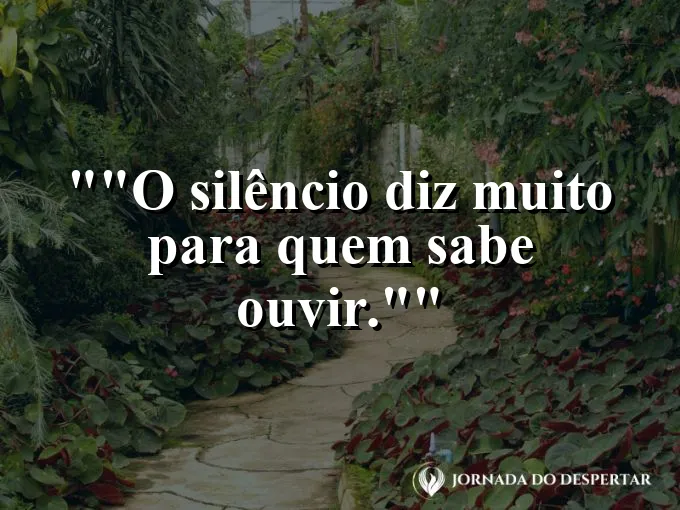 Pessoa sentada em um banco de parque olhando o lago.