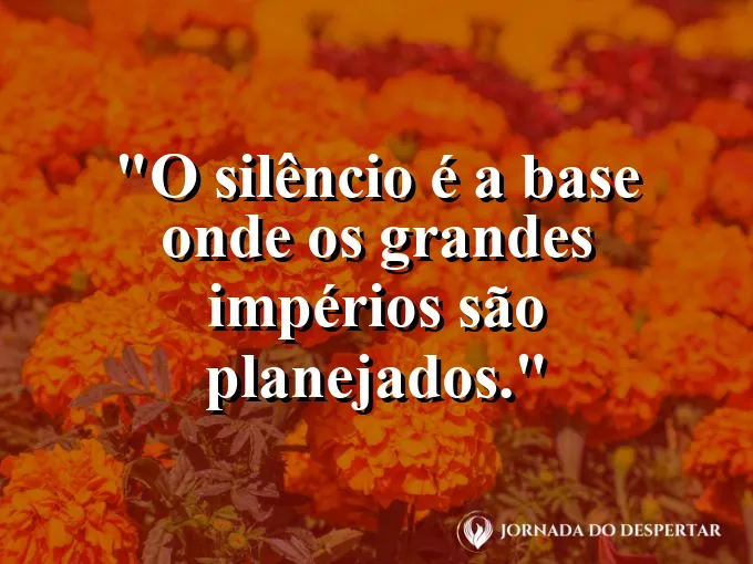Alguém estudando um mapa sob a luz de uma luminária antiga.