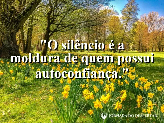 Pessoa olhando o mar de braços cruzados com um leve sorriso.