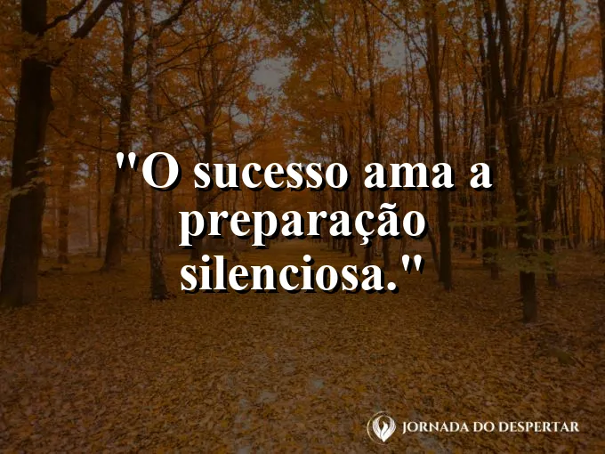 Um caderno de anotações aberto sob a luz de uma pequena luminária.