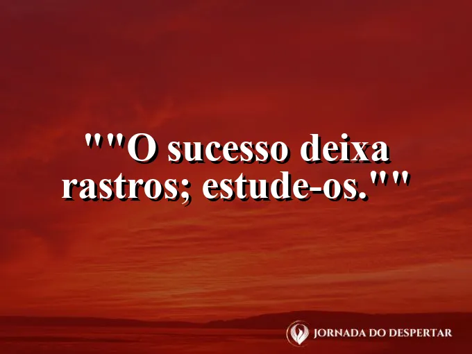 Pegadas nítidas na areia molhada da praia.