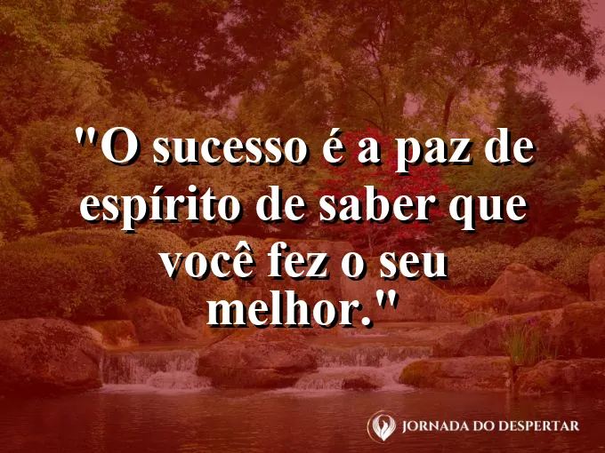Pessoa sorrindo para o seu reflexo em águas calmas.