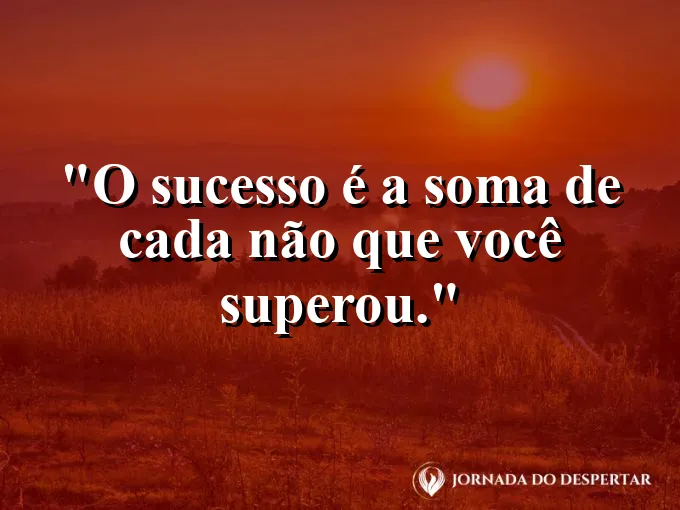 Alguém subindo uma escadaria infinita com foco no topo.