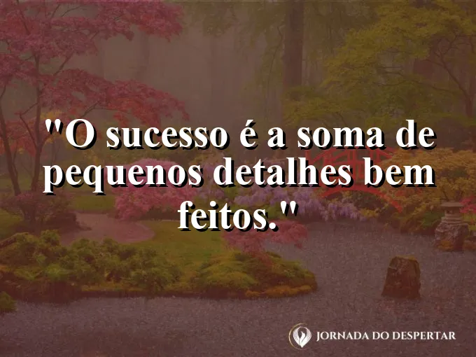 Close de um relógio mecânico funcionando perfeitamente.