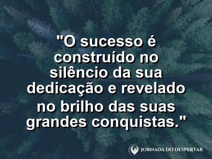Uma pessoa trabalhando sozinha em um laptop em uma sala escura iluminada apenas pelo brilho da tela do computador.