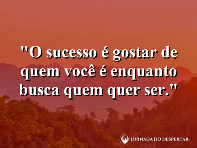 Pessoa sorrindo para o seu reflexo em águas cristalinas.