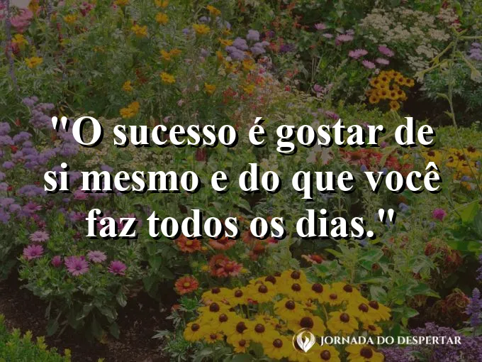 Pessoa sorrindo genuinamente em um ambiente de paz.