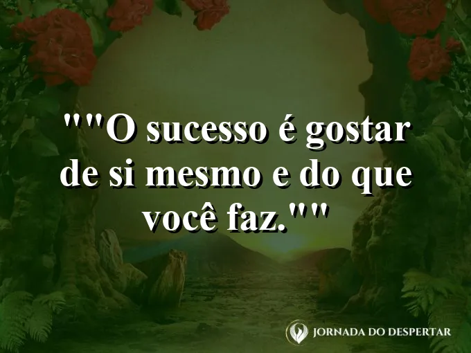 Pessoa sorrindo genuinamente em um ambiente de trabalho criativo.