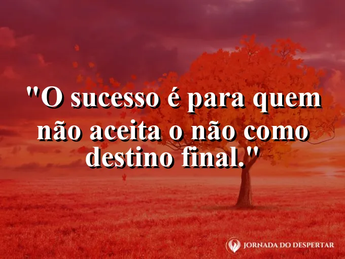 Alguém subindo uma escadaria de mármore com foco no topo.
