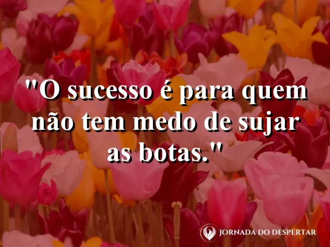 Mãos operando ferramentas pesadas com precisão.