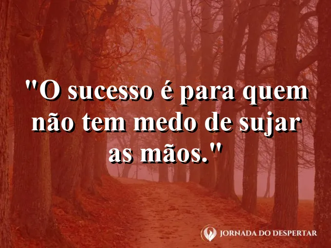 Mãos trabalhadoras manuseando argila ou ferramentas.