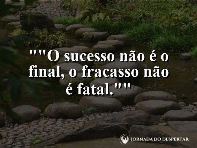 Ciclista subindo uma ladeira íngreme no pôr do sol.