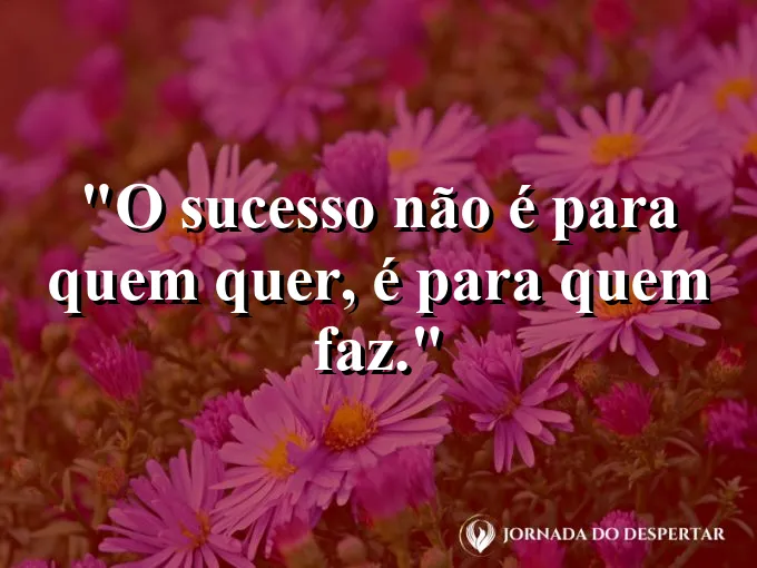 Mãos operando uma máquina com precisão e agilidade.