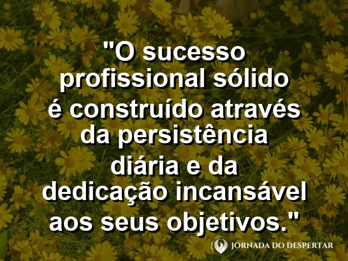 Imagem de um profissional focado subindo uma escada de pedra robusta em direção a uma luz brilhante no topo.