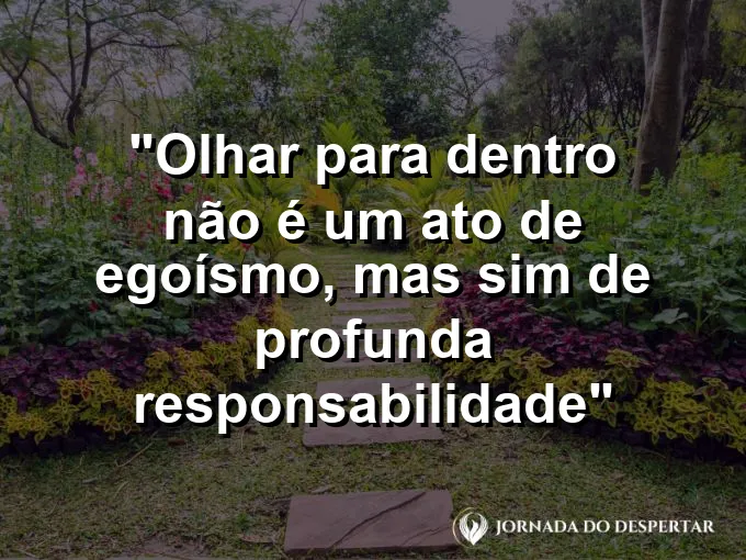 ATRIBUTO ALT DA IMAGEM COM A FRASE: Um par de mãos cuidando de uma pequena chama de vela acesa no escuro total.