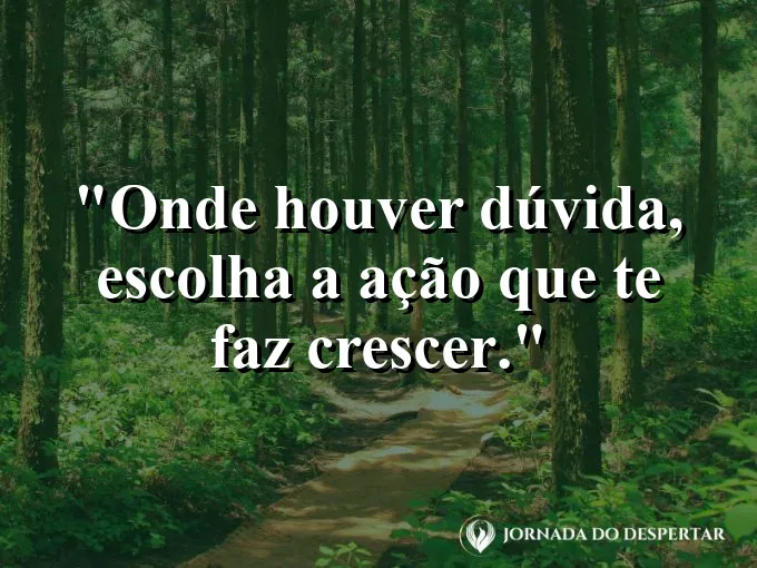 Pessoa parada diante de um salto para um lago azul profundo.