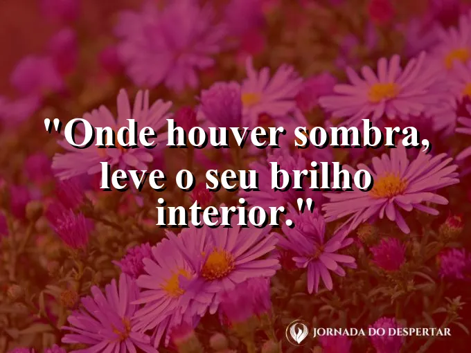 Pequena vela acesa dentro de um quarto escuro e vazio.