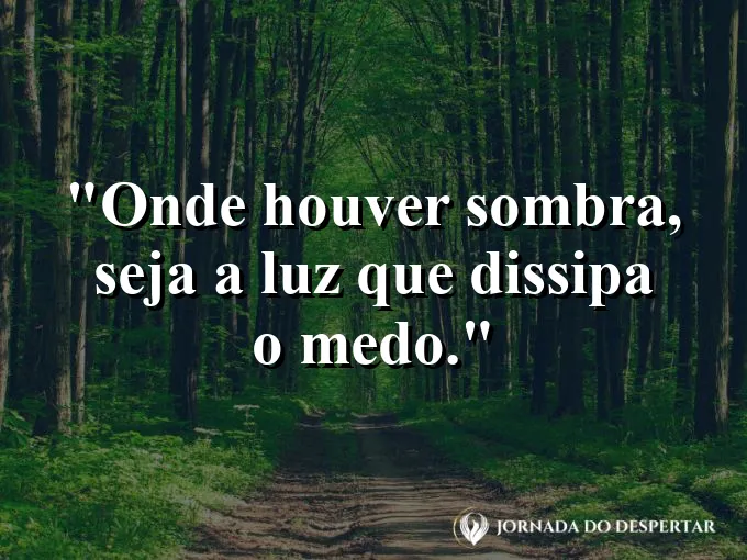 Uma única lâmpada acesa em um corredor rústico e escuro.