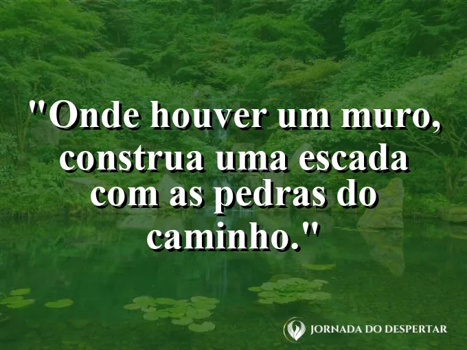 Escadaria de pedras rústicas subindo uma encosta íngreme.