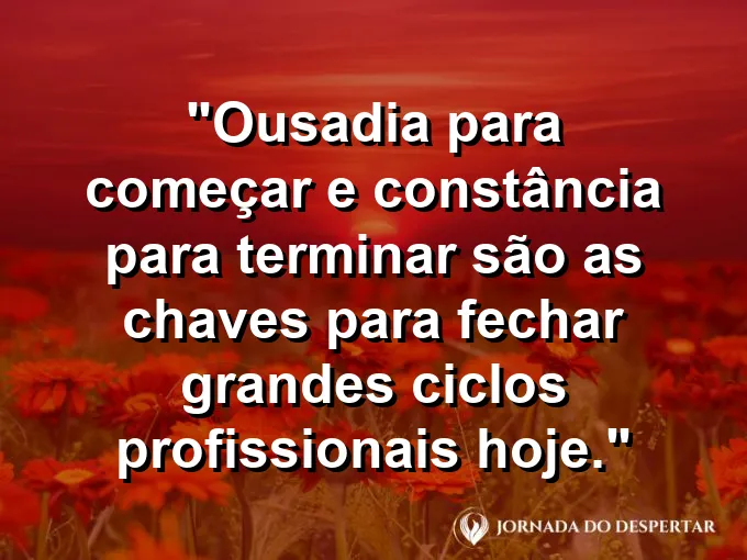 Uma chave dourada antiga e ornamentada sobre um documento de contrato importante e assinado com caneta de tinta preta.