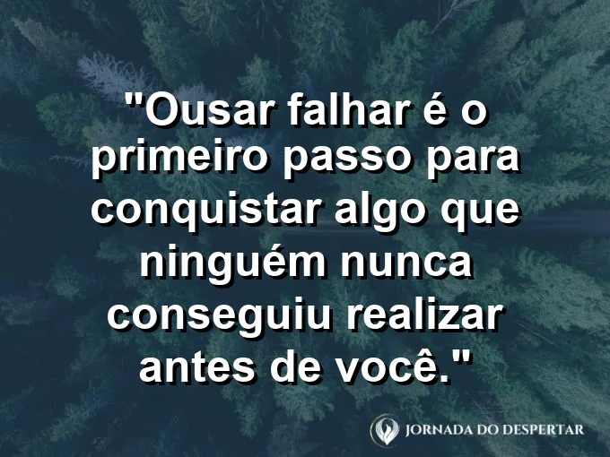 Um saltador de bungee jump no momento exato da queda livre com os braços abertos em direção ao abismo.