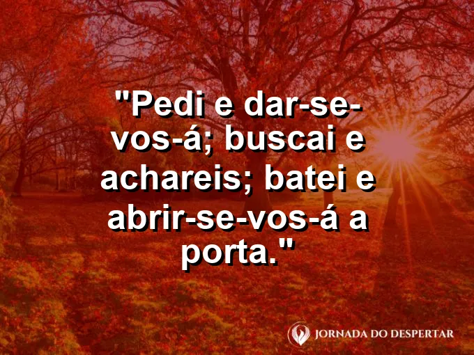 Mão batendo em uma porta de madeira antiga com frase sobre pedir, buscar e achar.