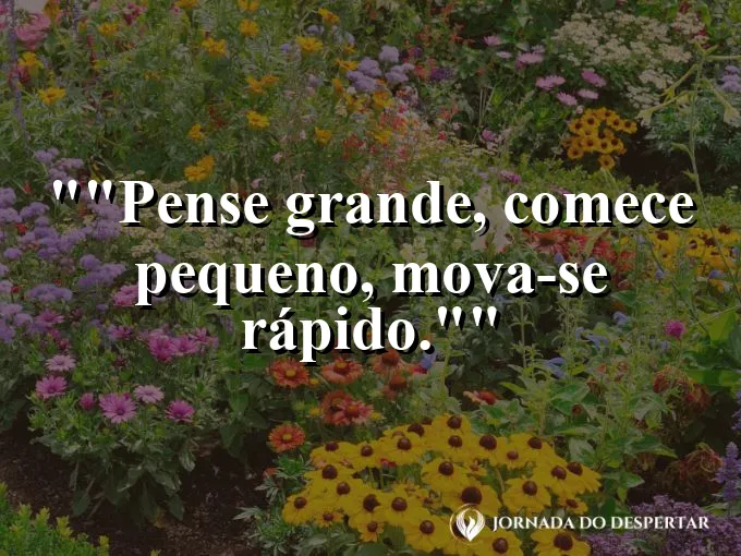 Alguém desenhando um grande plano em um quadro branco.