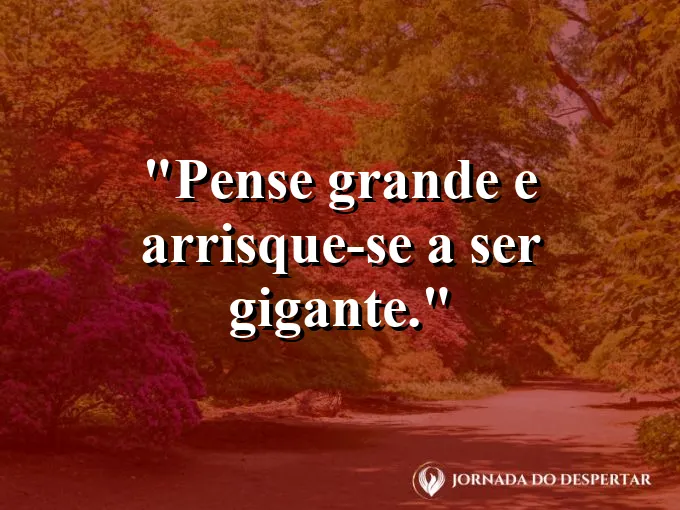 Silhueta de pessoa no topo de um prédio olhando a cidade.