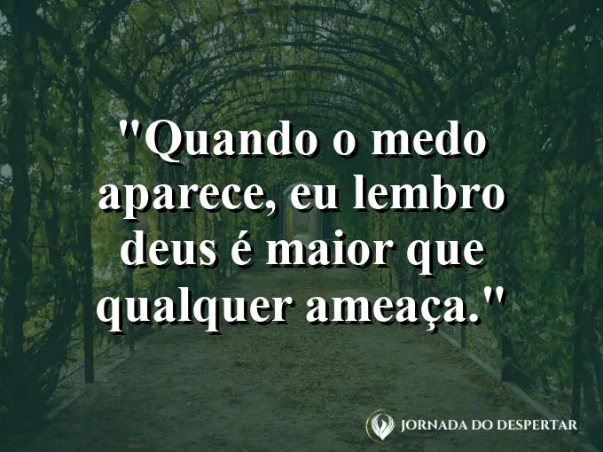 Imagem com a frase: Quando o medo aparece, eu lembro: Deus é maior que qualquer ameaça.