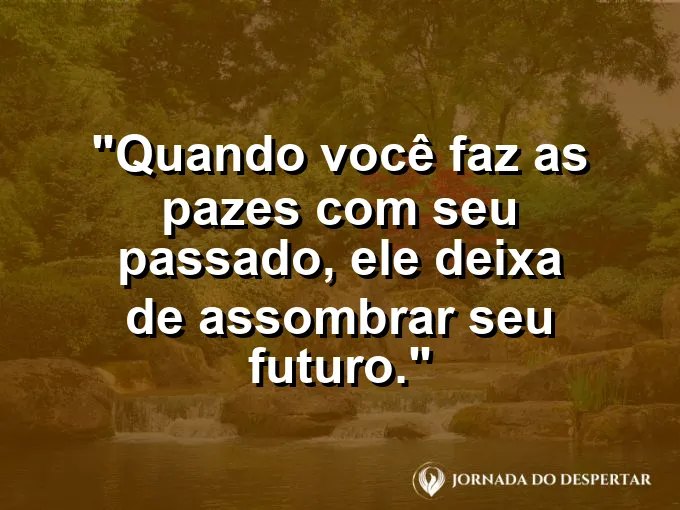 Mãos soltando pétalas de flores secas ao vento.