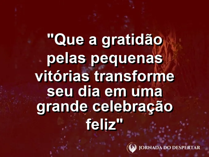 Taça de cristal brindando com suco em uma mesa de café da manhã ensolarada e feliz.