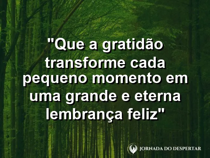 Álbum de fotografias aberto com fotos antigas sob a luz suave de uma luminária de mesa.