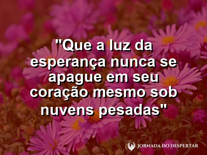 Pequena vela acesa dentro de um suporte de vidro protegida pelo vento em sala escura.