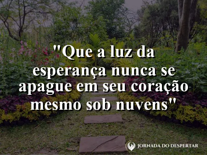 Pequena vela acesa dentro de um suporte de vidro protegida pelo vento em uma sala escura e fria.