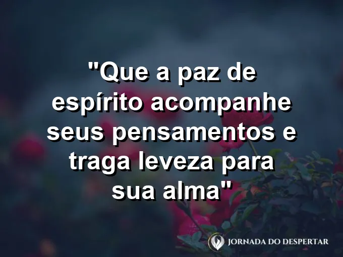 Pena de pássaro branca flutuando sobre a água cristalina de um rio calmo durante o dia.