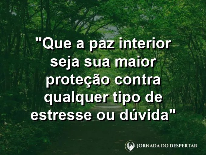 Pedra lisa equilibrada sobre águas calmas de um lago azul sob o sol da manhã.