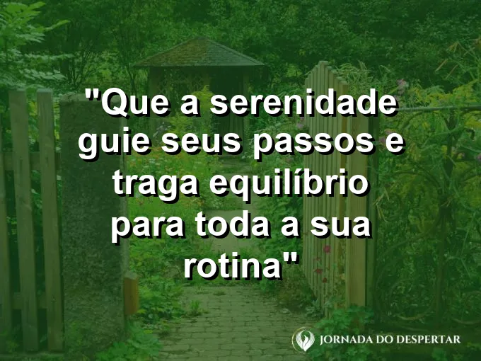 Pedras equilibradas umas sobre as outras em uma margem de rio muito calma e silenciosa sob o sol.