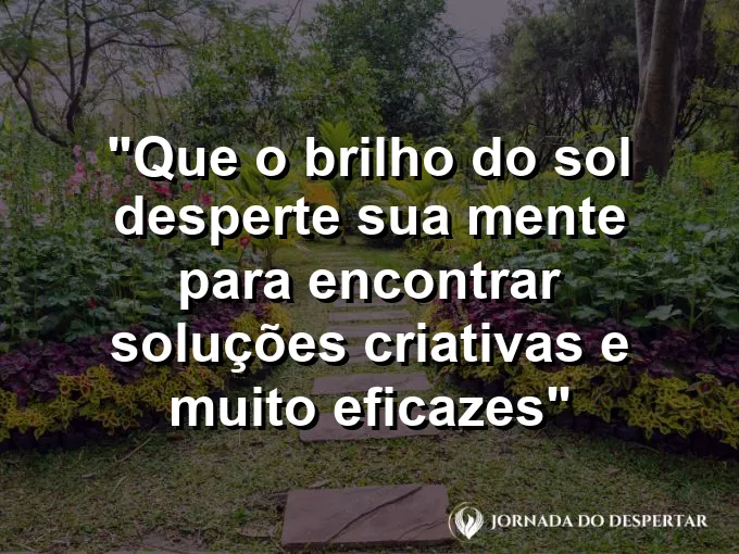 Imagem de um escritório moderno com luz solar entrando por uma grande janela de vidro.