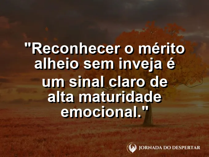 Pódio com três pessoas sorrindo juntas e frase sobre reconhecimento de mérito e maturidade.
