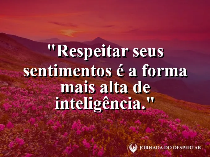 Coração de vidro iluminado por cores suaves de arco-íris.