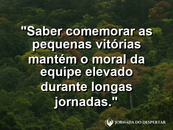 Copos de café brindando em um escritório moderno com frase sobre comemorar pequenas vitórias.