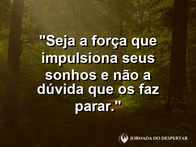 Engrenagem dourada girando com frase sobre ser a força impulsionadora.