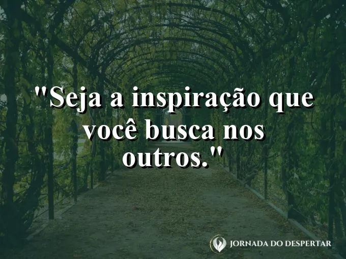 Reflexo de uma pessoa em águas calmas e cristalinas.