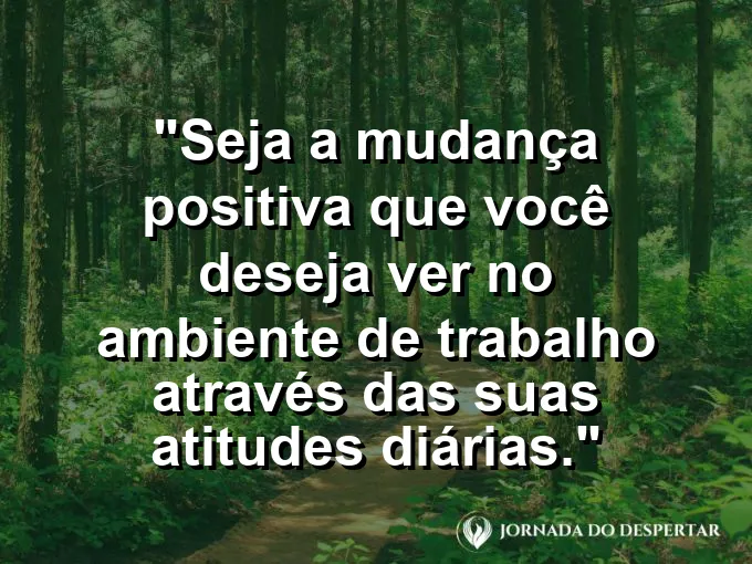 Uma única vela acesa iluminando um ambiente escuro e espalhando luz para outras velas ao seu redor com suavidade.