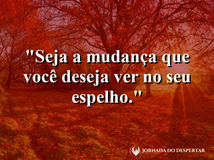 Alguém sorrindo para o reflexo em um lago cristalino.