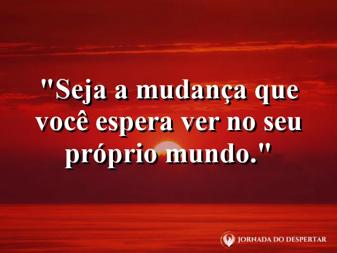 Pessoa plantando uma muda de árvore em um parque.