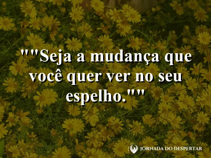 Alguém sorrindo para o próprio reflexo com confiança.
