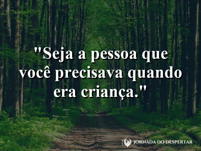 Adulto segurando a mão de uma criança em um campo verde.