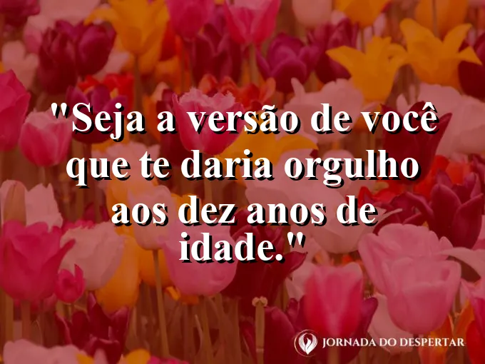 Criança olhando para o céu estrelado com uma capa de super-herói.